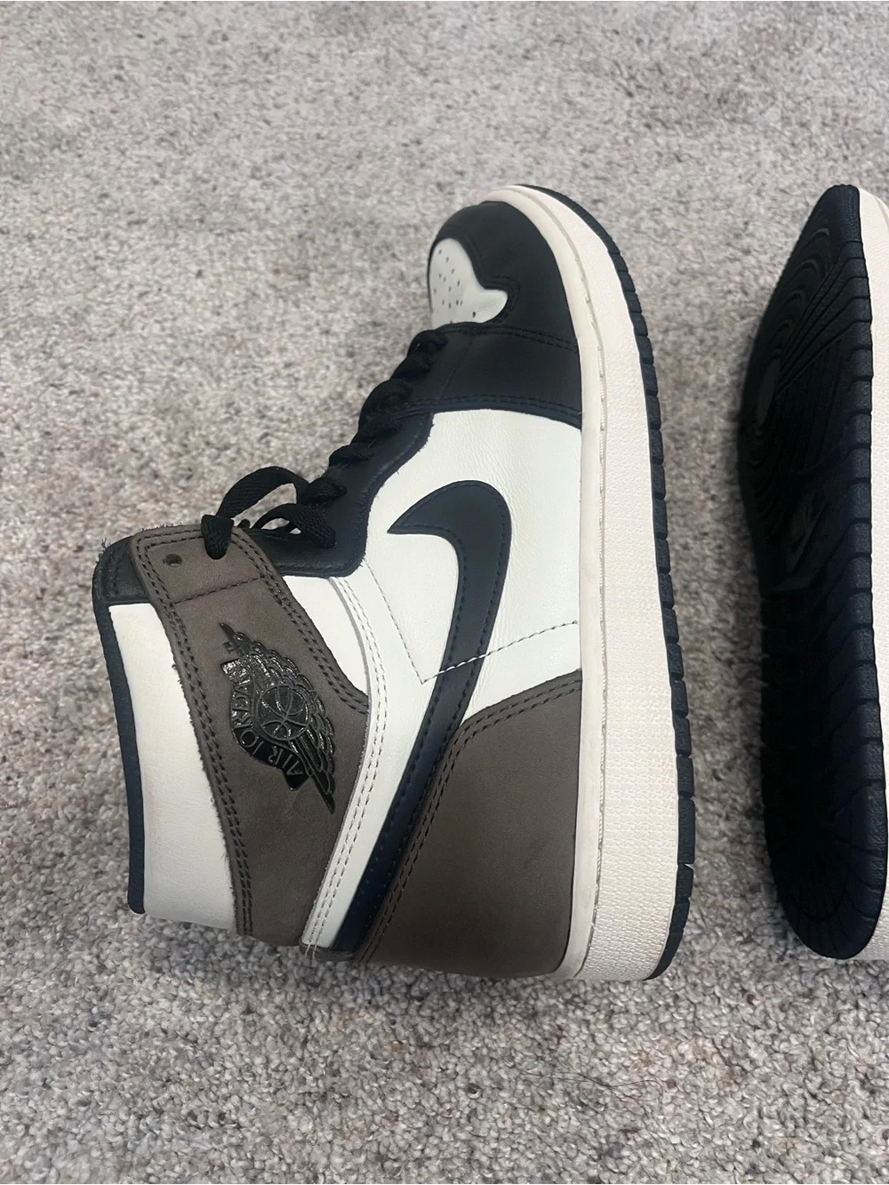 Air Jordan 1 Retro High OG Dark Mocha - Picture 14 of 16